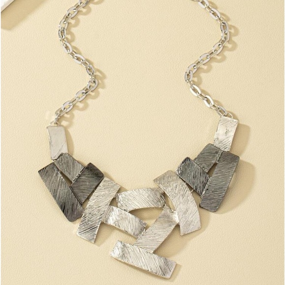New geometric shaped necklace - Picture 2 of 5
